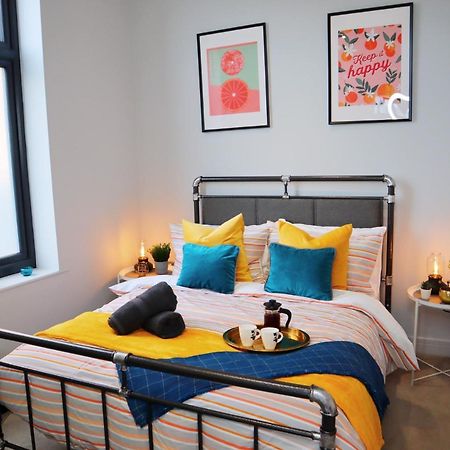 Trendy Urban Industrial Apartment - Great Location - Parking - Fast Wifi - Smart Tv - Beautiful 2 Double Bedroom Apartment Sleeps Up To 4! Борнмут Екстер'єр фото