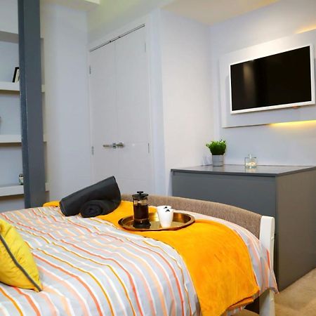 Trendy Urban Industrial Apartment - Great Location - Parking - Fast Wifi - Smart Tv - Beautiful 2 Double Bedroom Apartment Sleeps Up To 4! Борнмут Екстер'єр фото