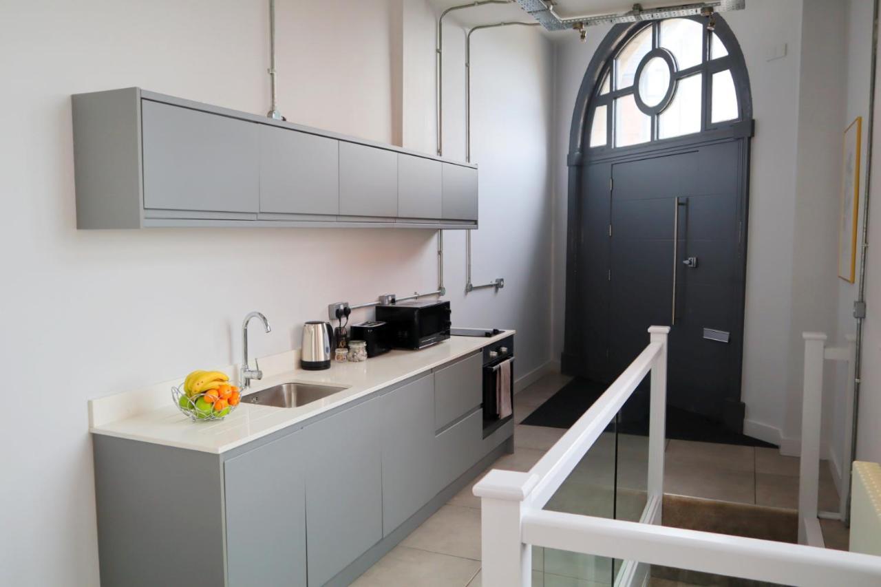 Trendy Urban Industrial Apartment - Great Location - Parking - Fast Wifi - Smart Tv - Beautiful 2 Double Bedroom Apartment Sleeps Up To 4! Борнмут Екстер'єр фото