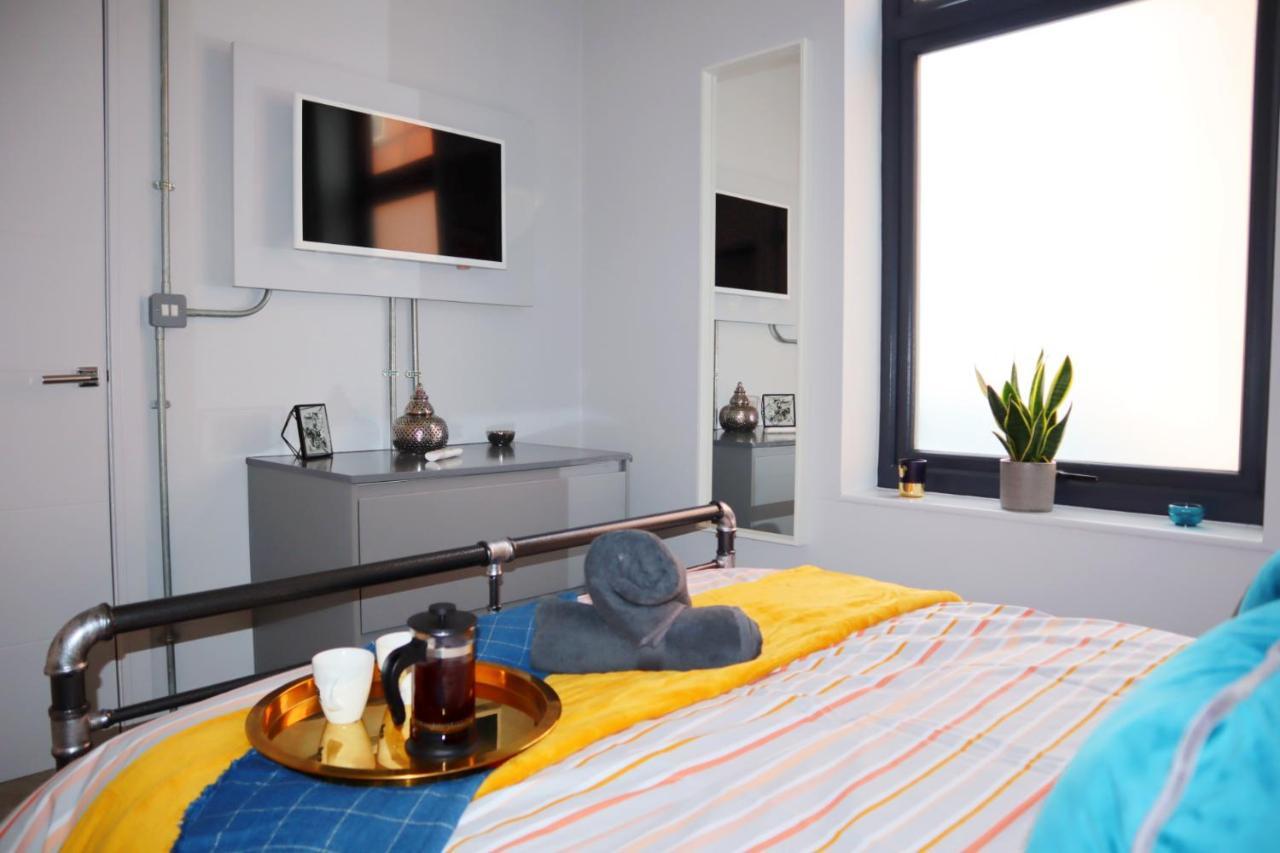 Trendy Urban Industrial Apartment - Great Location - Parking - Fast Wifi - Smart Tv - Beautiful 2 Double Bedroom Apartment Sleeps Up To 4! Борнмут Екстер'єр фото