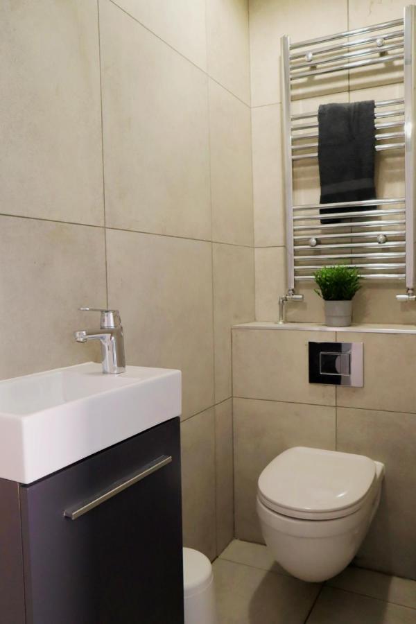 Trendy Urban Industrial Apartment - Great Location - Parking - Fast Wifi - Smart Tv - Beautiful 2 Double Bedroom Apartment Sleeps Up To 4! Борнмут Екстер'єр фото