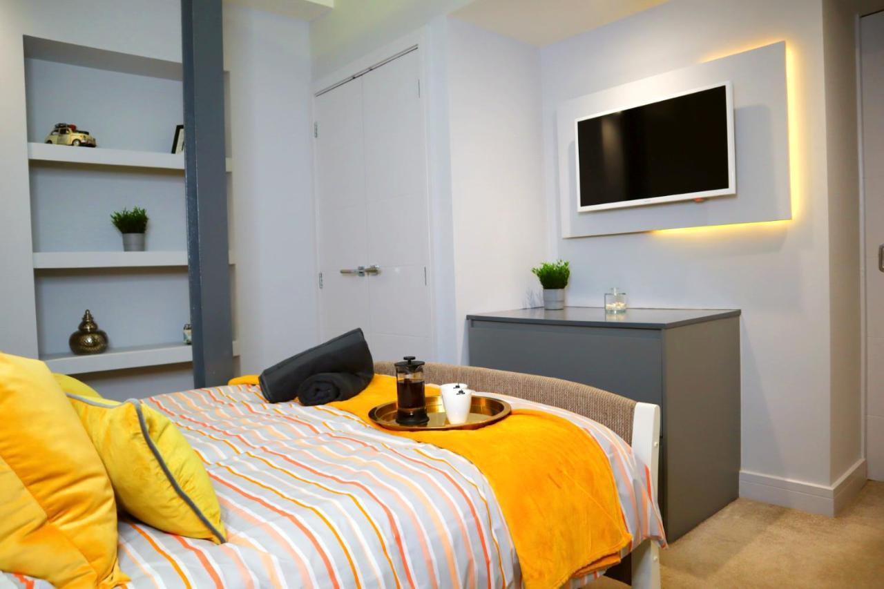 Trendy Urban Industrial Apartment - Great Location - Parking - Fast Wifi - Smart Tv - Beautiful 2 Double Bedroom Apartment Sleeps Up To 4! Борнмут Екстер'єр фото
