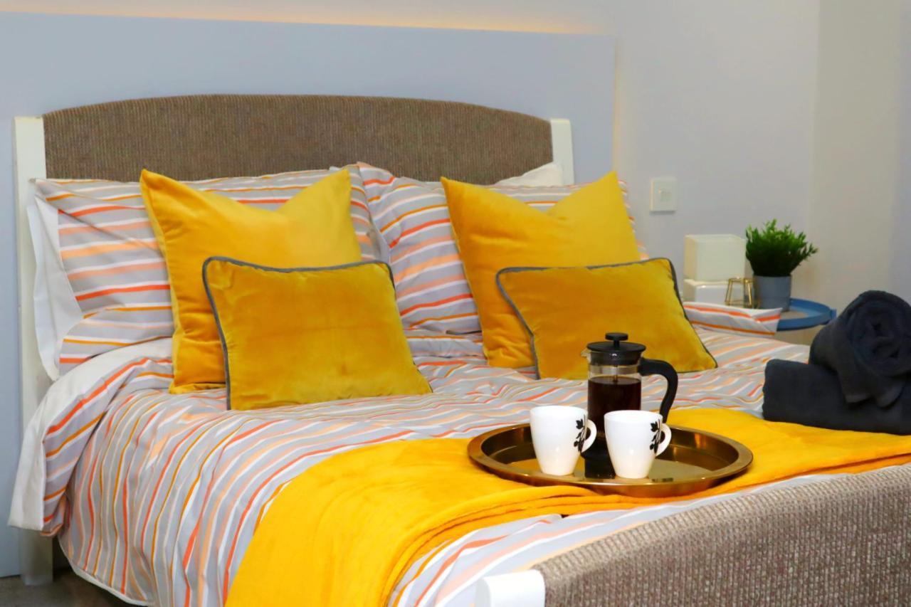 Trendy Urban Industrial Apartment - Great Location - Parking - Fast Wifi - Smart Tv - Beautiful 2 Double Bedroom Apartment Sleeps Up To 4! Борнмут Екстер'єр фото