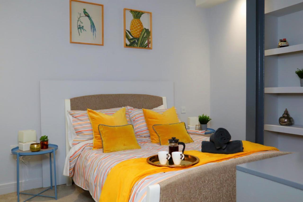 Trendy Urban Industrial Apartment - Great Location - Parking - Fast Wifi - Smart Tv - Beautiful 2 Double Bedroom Apartment Sleeps Up To 4! Борнмут Екстер'єр фото