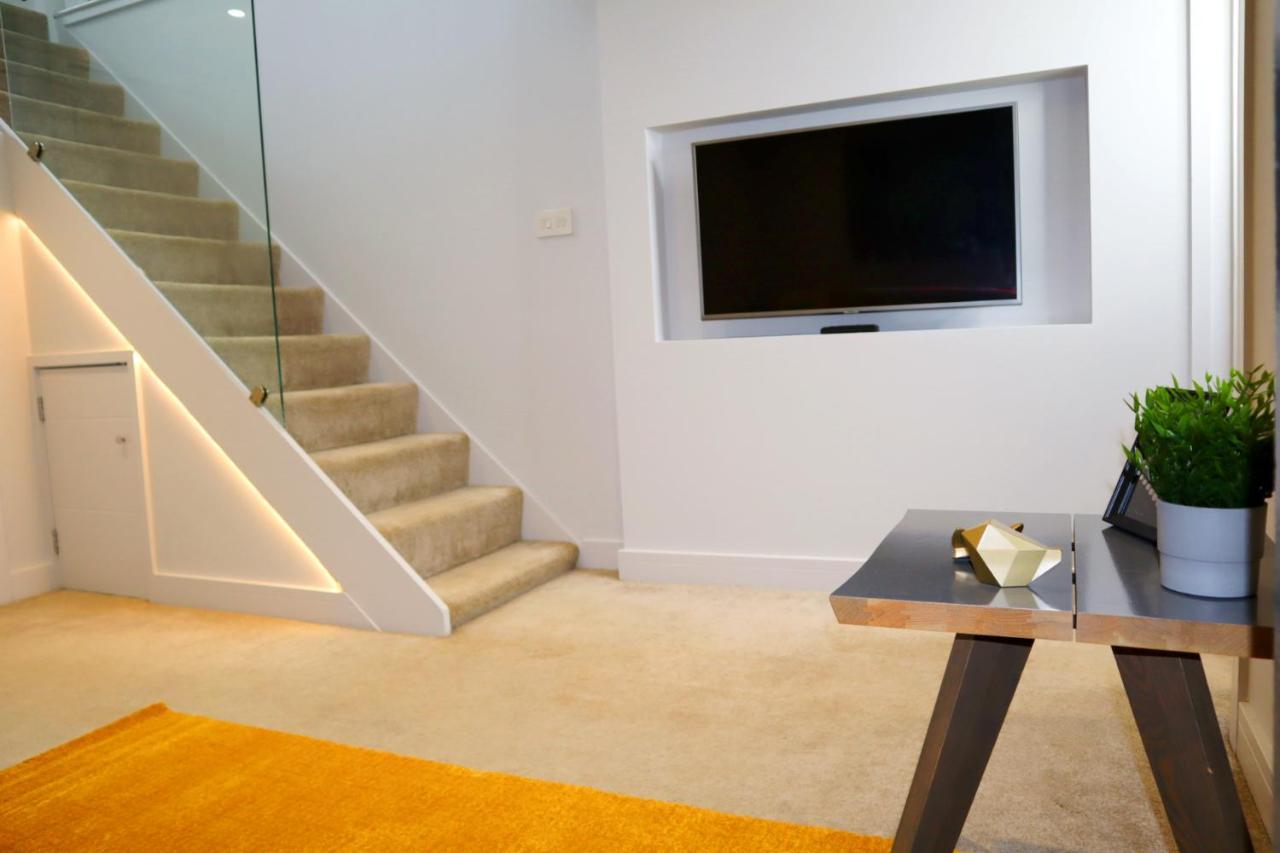 Trendy Urban Industrial Apartment - Great Location - Parking - Fast Wifi - Smart Tv - Beautiful 2 Double Bedroom Apartment Sleeps Up To 4! Борнмут Екстер'єр фото