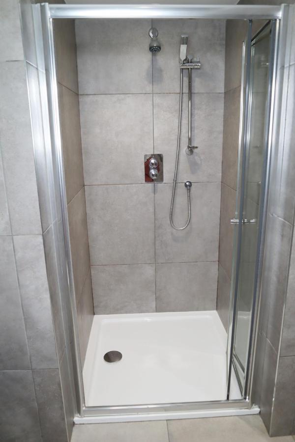 Trendy Urban Industrial Apartment - Great Location - Parking - Fast Wifi - Smart Tv - Beautiful 2 Double Bedroom Apartment Sleeps Up To 4! Борнмут Екстер'єр фото