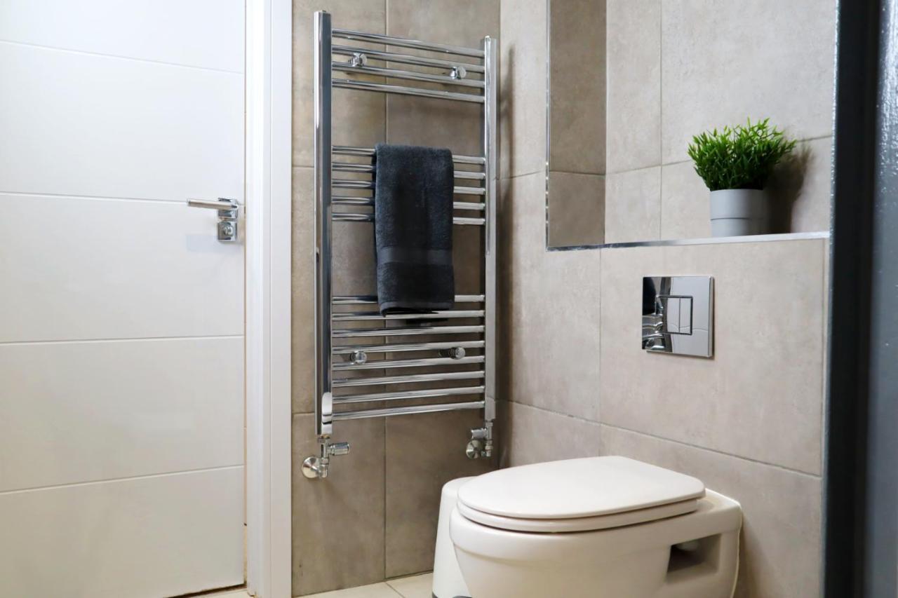 Trendy Urban Industrial Apartment - Great Location - Parking - Fast Wifi - Smart Tv - Beautiful 2 Double Bedroom Apartment Sleeps Up To 4! Борнмут Екстер'єр фото