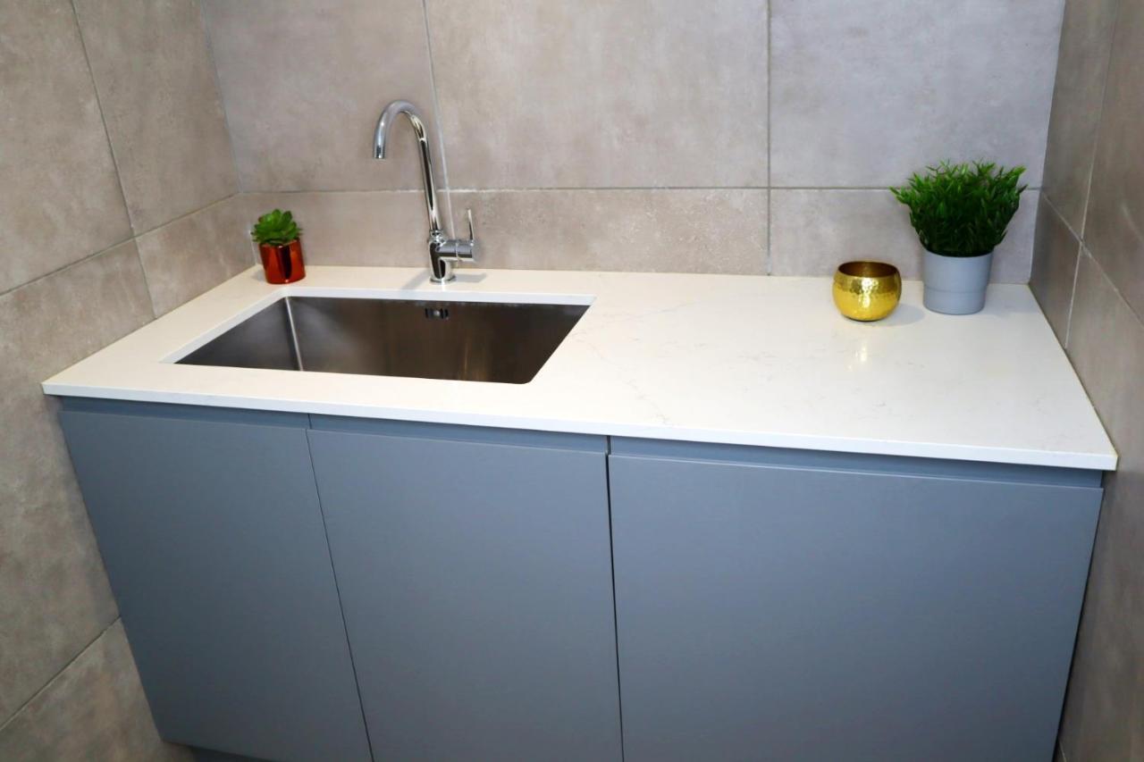 Trendy Urban Industrial Apartment - Great Location - Parking - Fast Wifi - Smart Tv - Beautiful 2 Double Bedroom Apartment Sleeps Up To 4! Борнмут Екстер'єр фото