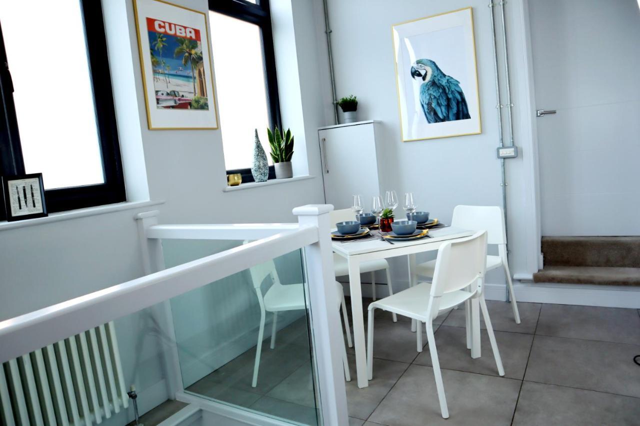 Trendy Urban Industrial Apartment - Great Location - Parking - Fast Wifi - Smart Tv - Beautiful 2 Double Bedroom Apartment Sleeps Up To 4! Борнмут Екстер'єр фото
